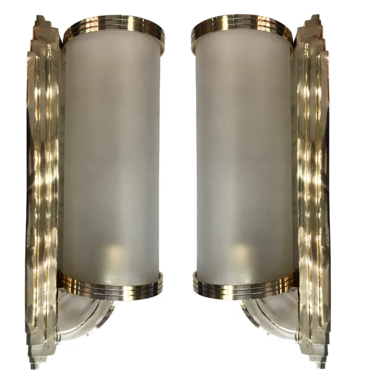 Elegantes antiguos apliques de pared con luz difusa