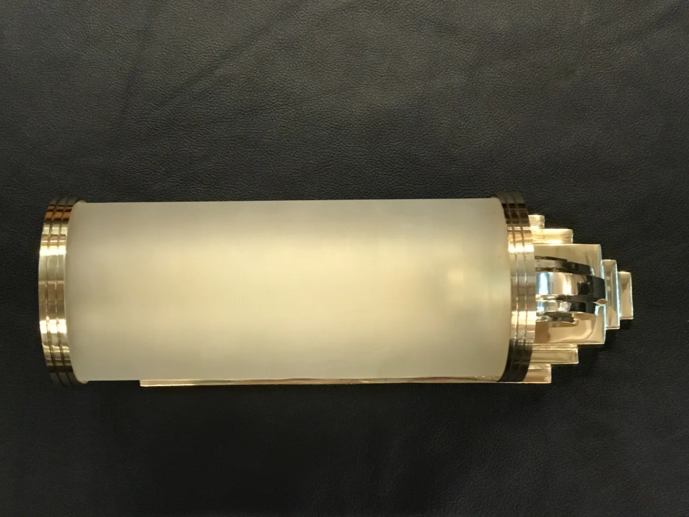 Coppia di applique antiche con dettagli eleganti, atmosfera scura.