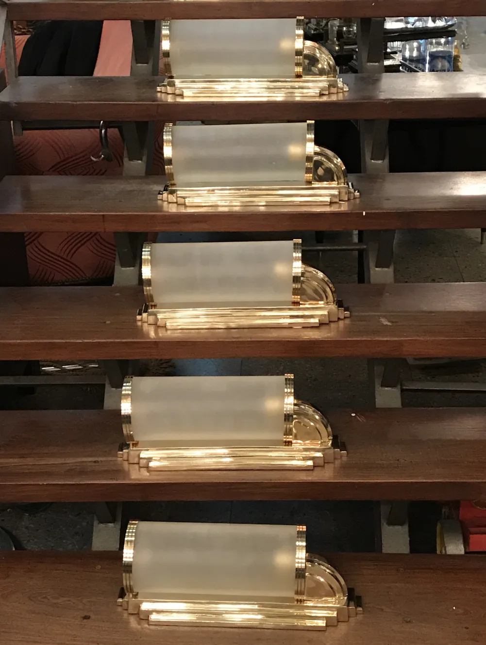 エレガントなアンティークゴールド壁掛けランプ。