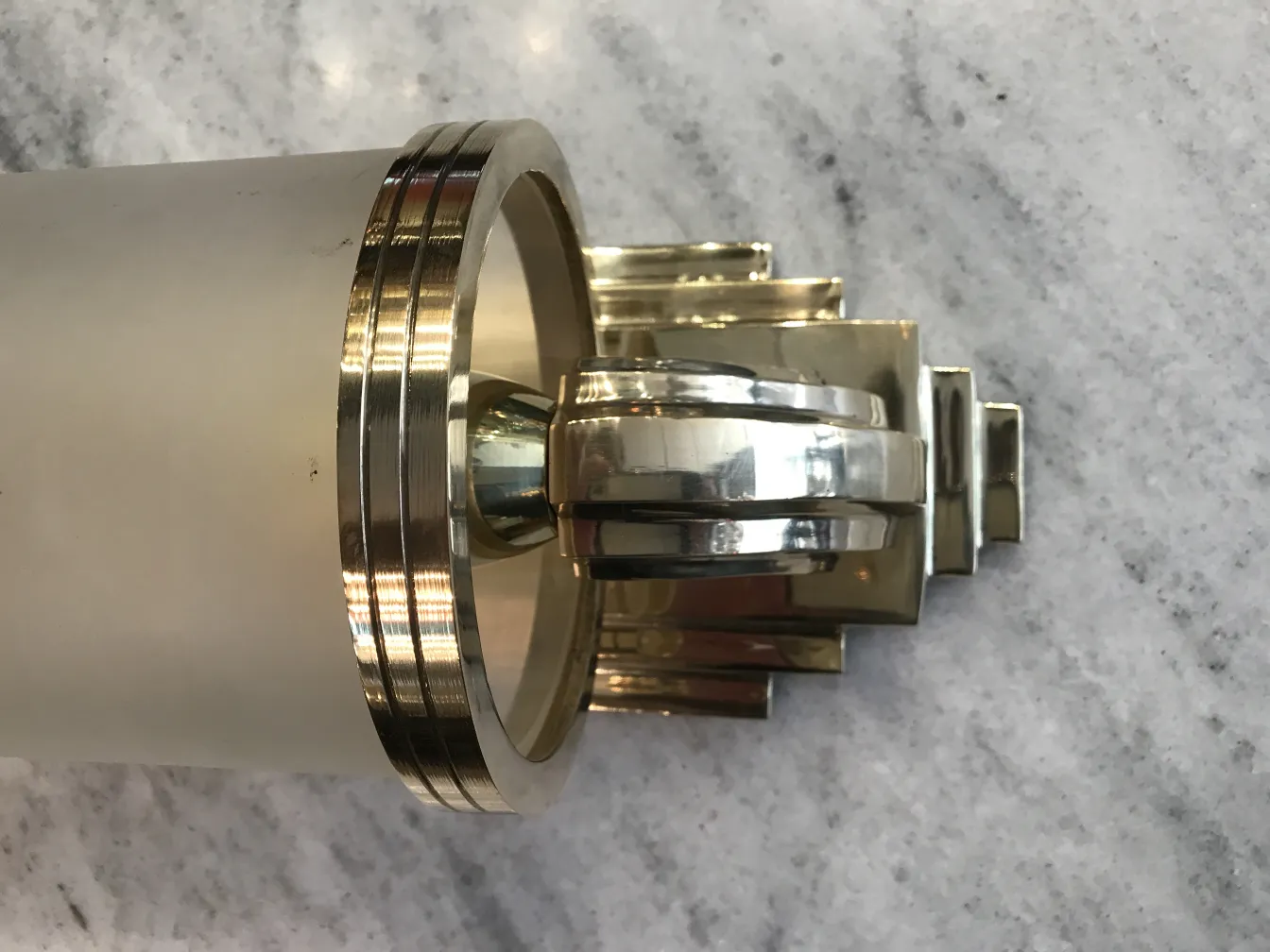 Coppia di applique antiche con design decorativo per parete