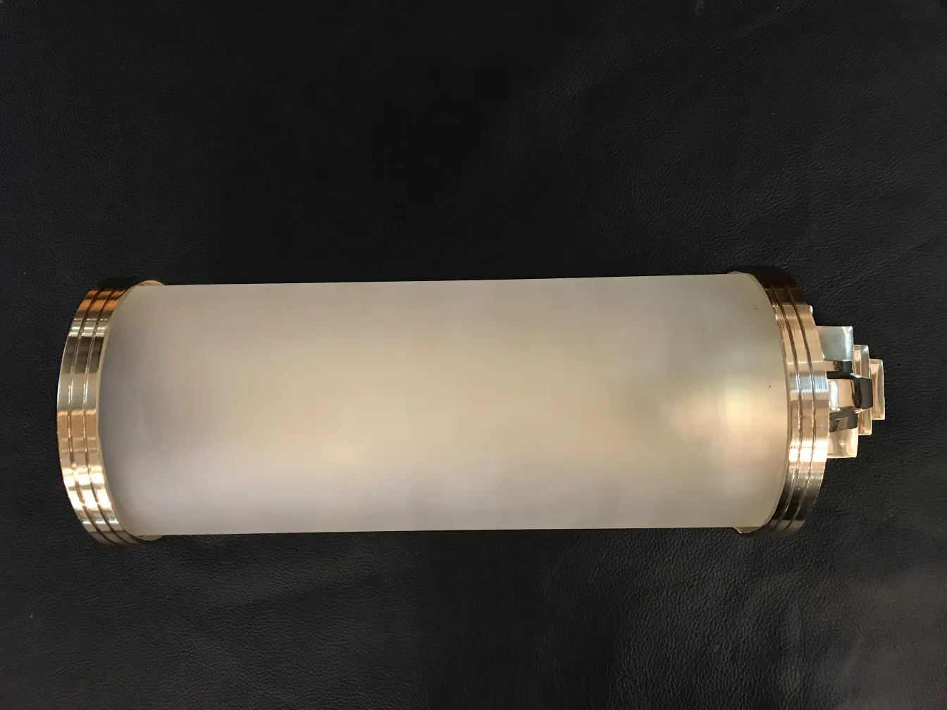 Par de luminárias antigas com bases douradas e design esférico.