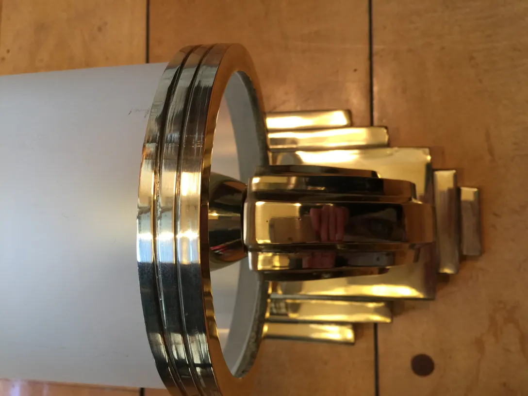 مصابيح جدار قديمة بتصميم أنيق باللون الذهبي، إضاءة ناعمة