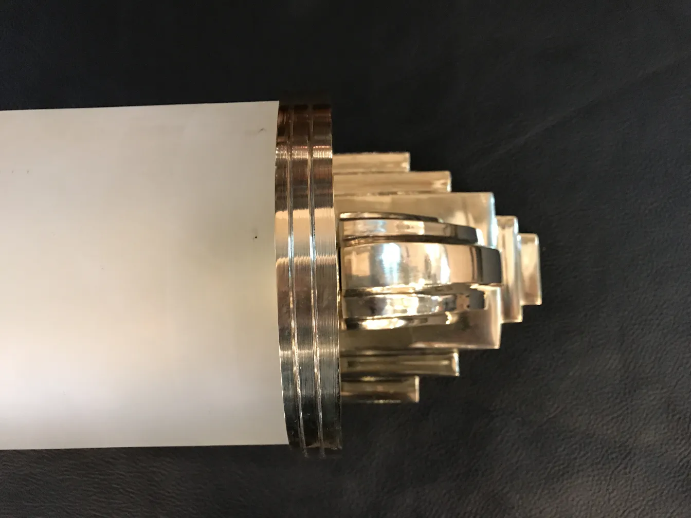 Par de luminárias de parede antigas com detalhes decorativos e acabamento elegante.