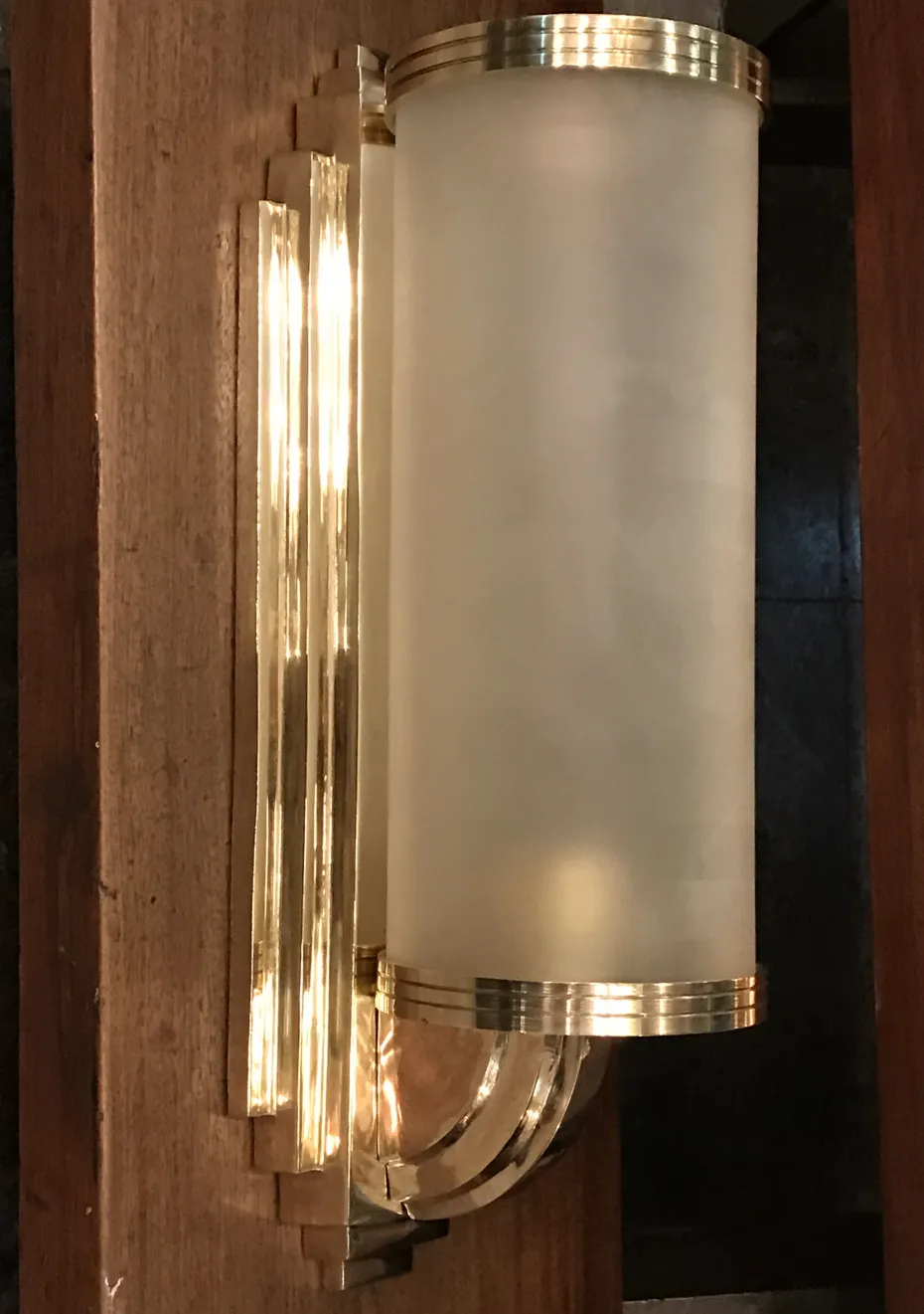 Elegante antike Wandleuchte mit satiniertem Schirm