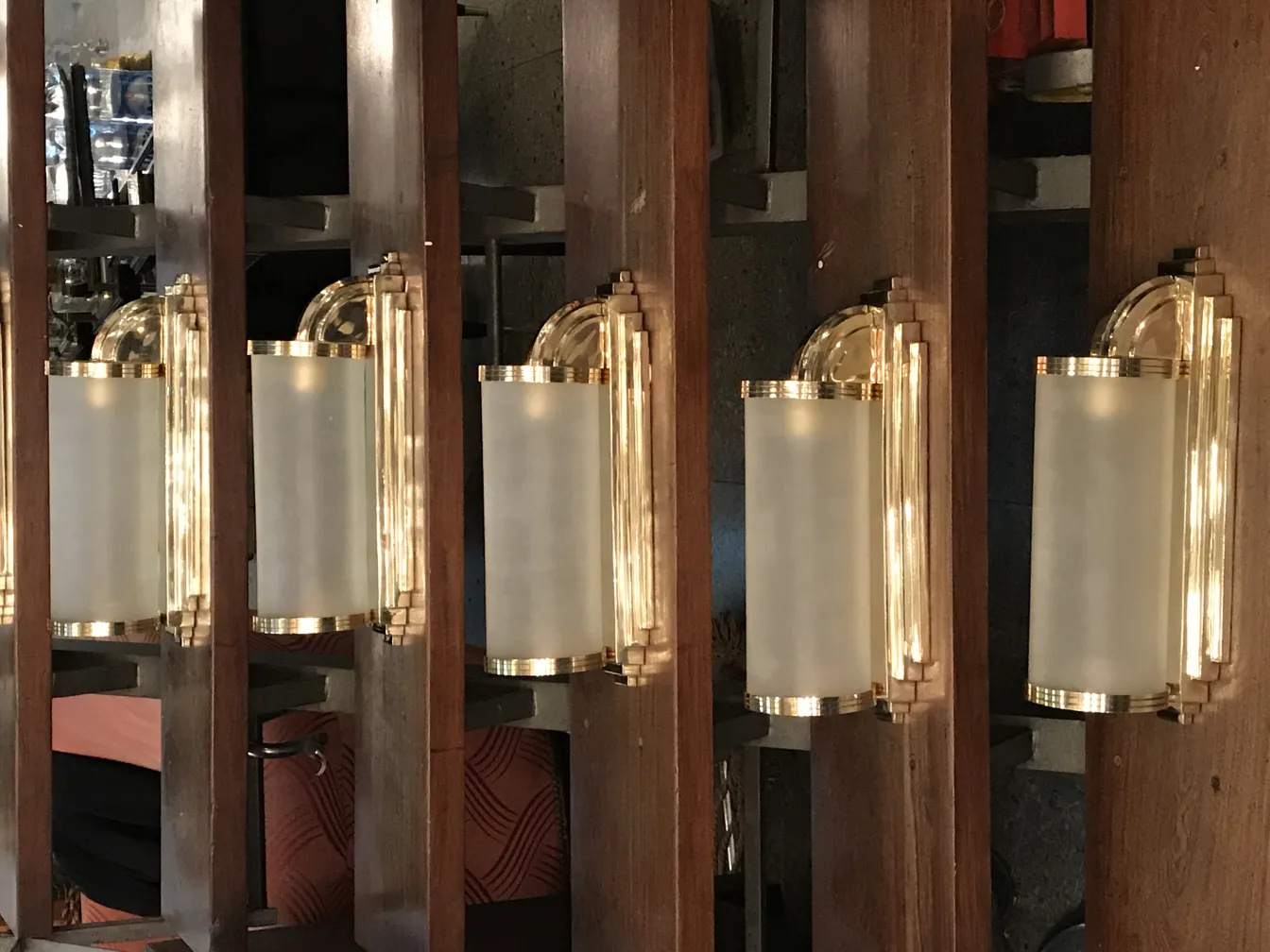 Paire d'appliques anciennes avec lumière chaude sur fond en bois