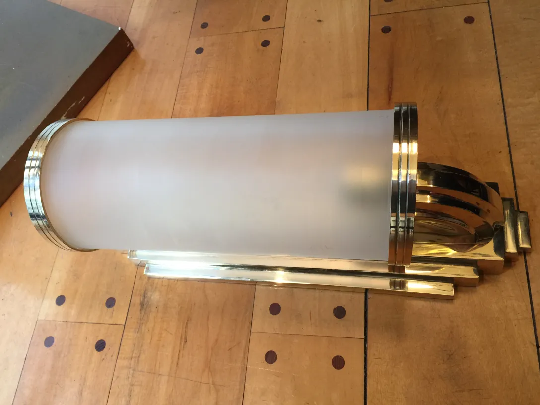 Par de luminárias de parede antiguas elegantes com acabamento dourado e vidro fosco, ideal para decoração.