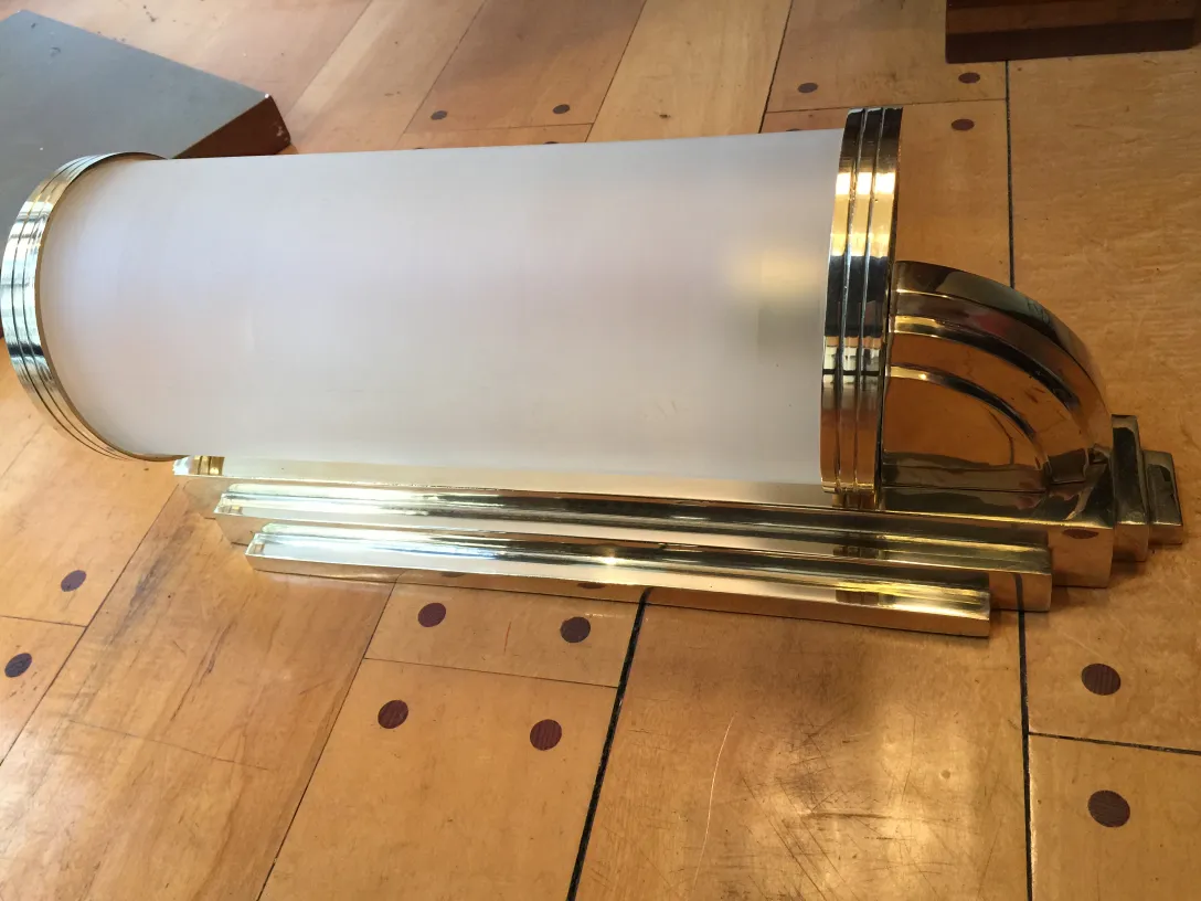 Antikes Paar Wandleuchter mit goldener Oberfläche und sandgestrahltem Glas in klassischem Ambiente.