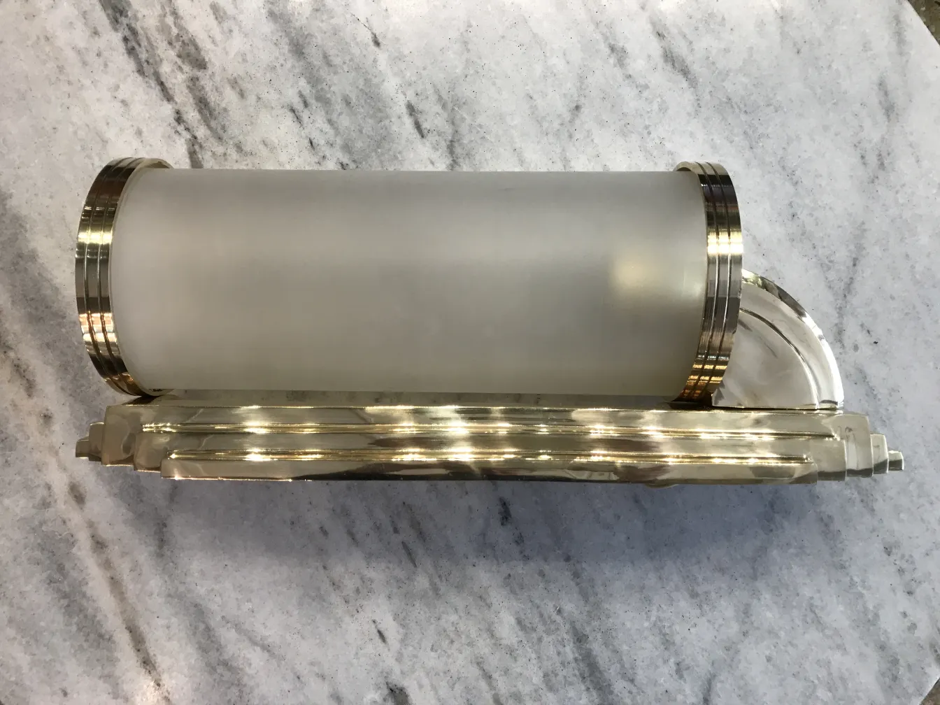 Luminária de parede antiga com design elegante e acabamento brilhante, com cúpula de vidro