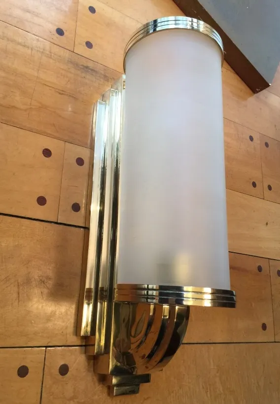 고전적인 환경에 있는 화이트 디퓨저가 있는 고전 벽등 한 쌍.