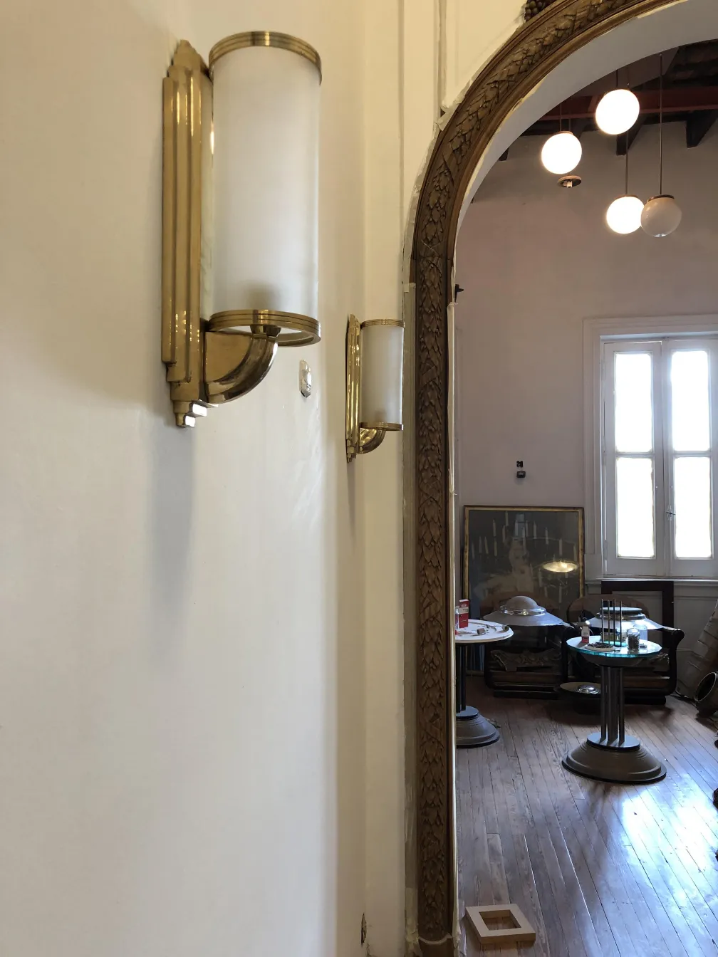 par de luminárias antigas com luz suave, em um corredor