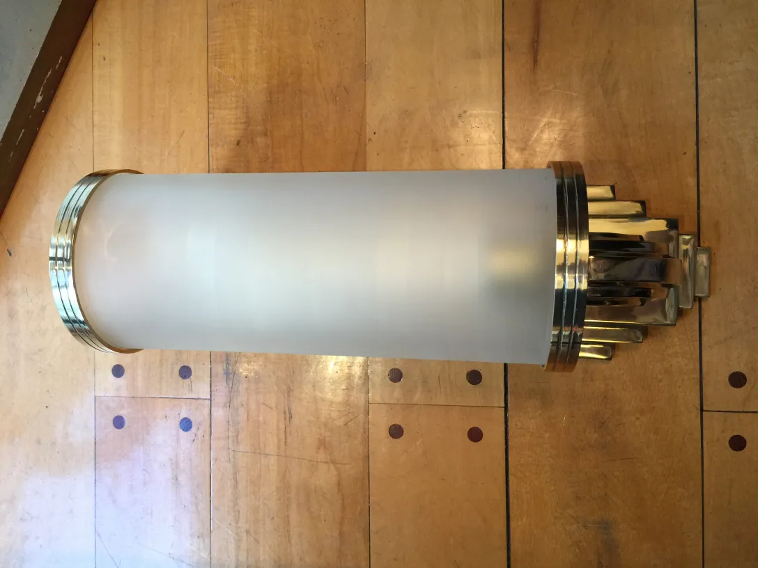 Applique antiche con design elegante e dettagli dorati.