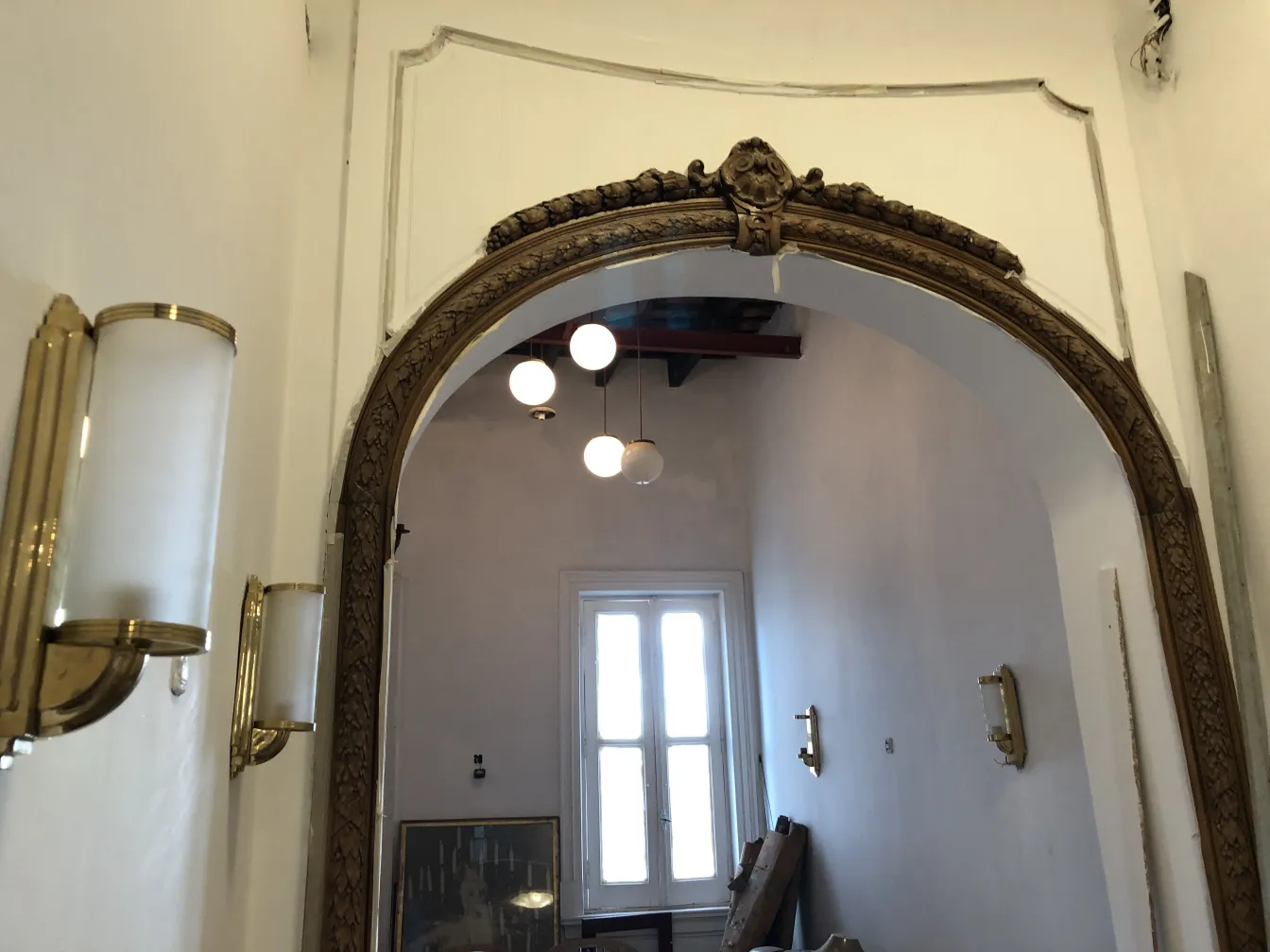 Appliques anciennes avec des détails décoratifs éclairant un espace élégant