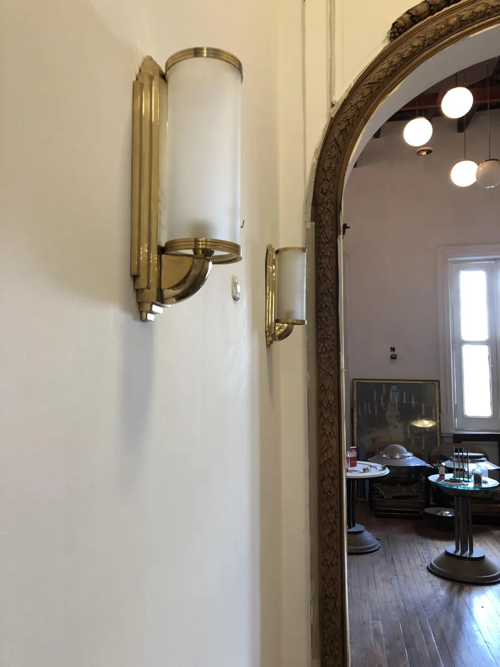 Paire d'appliques anciennes au design classique sur le mur.