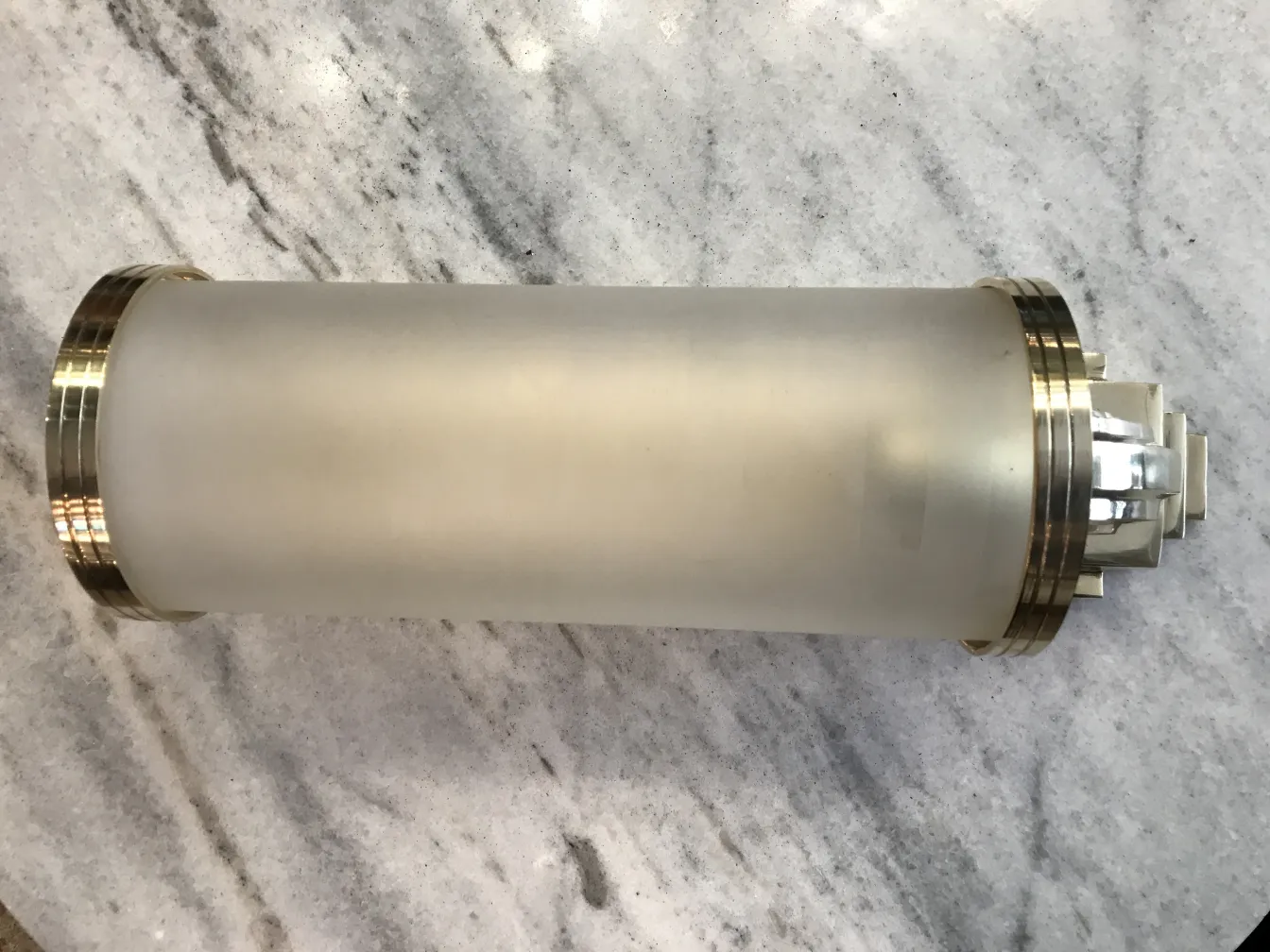 Antike Wandleuchter mit goldenen Metallteilen und frostigem Glas