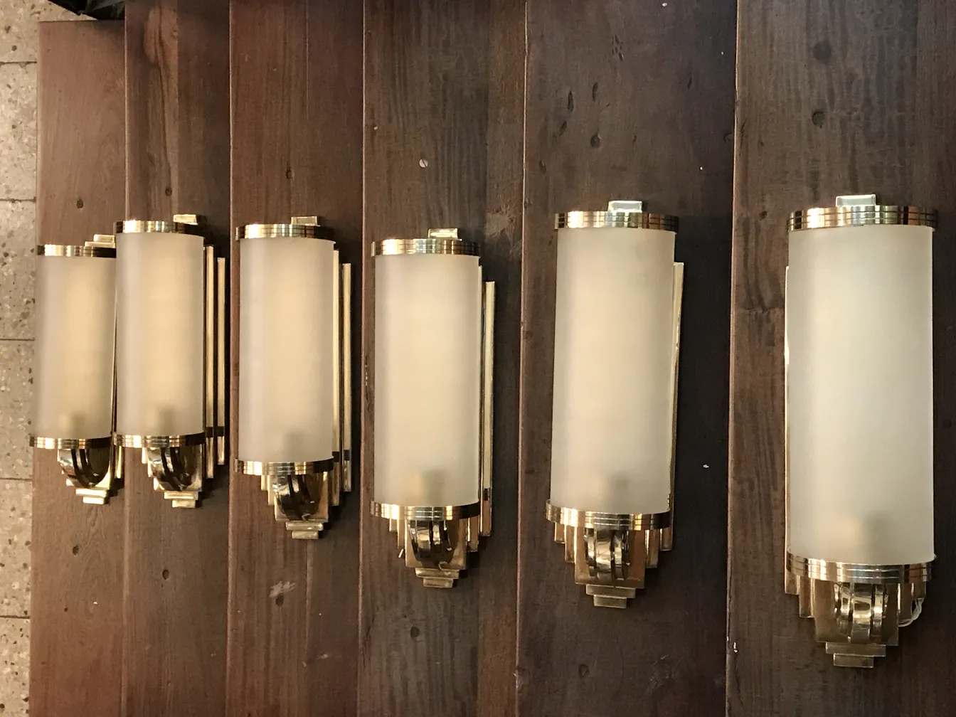 Conjunto de luminárias de parede antigas com design elegante e luz difusa em um ambiente acolhedor