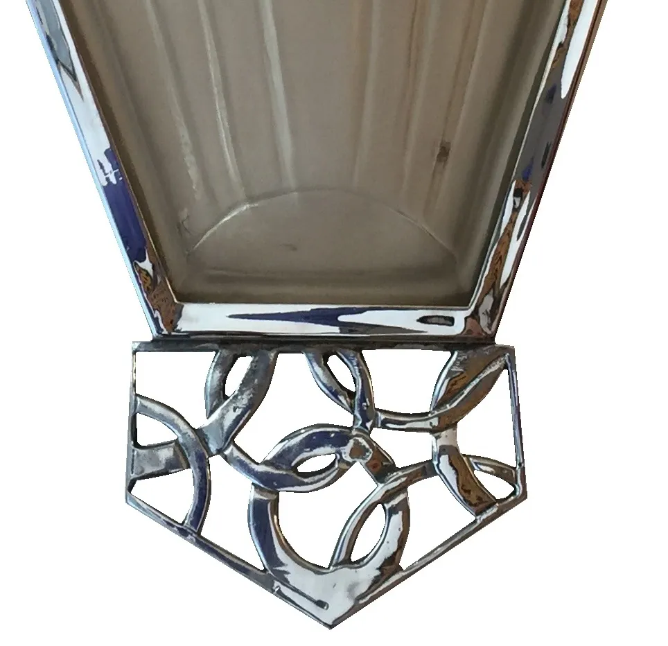 Par de luminárias de parede antigas com design exclusivo.