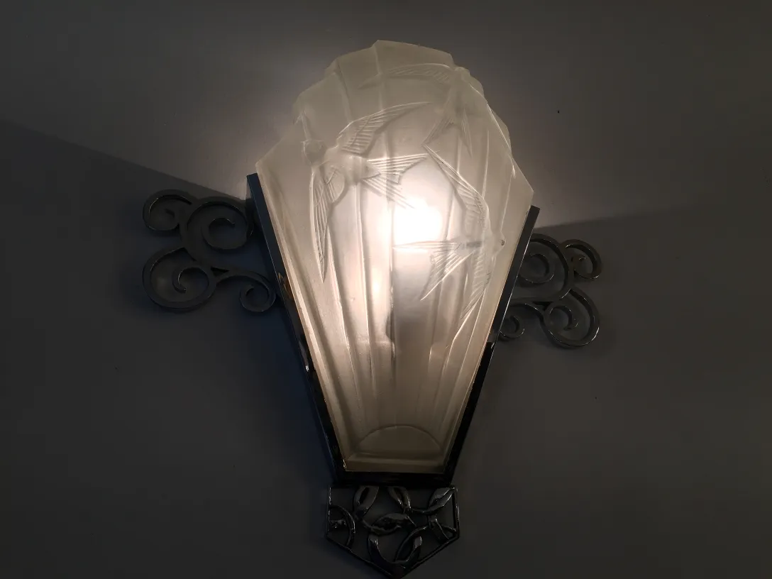 Par de apliques antiguos con luz suave y diseño elegante en la pared