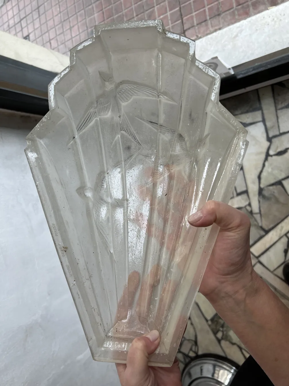 Par de luminárias antigas com design em relevo de pássaros. Perfeito para decoração.