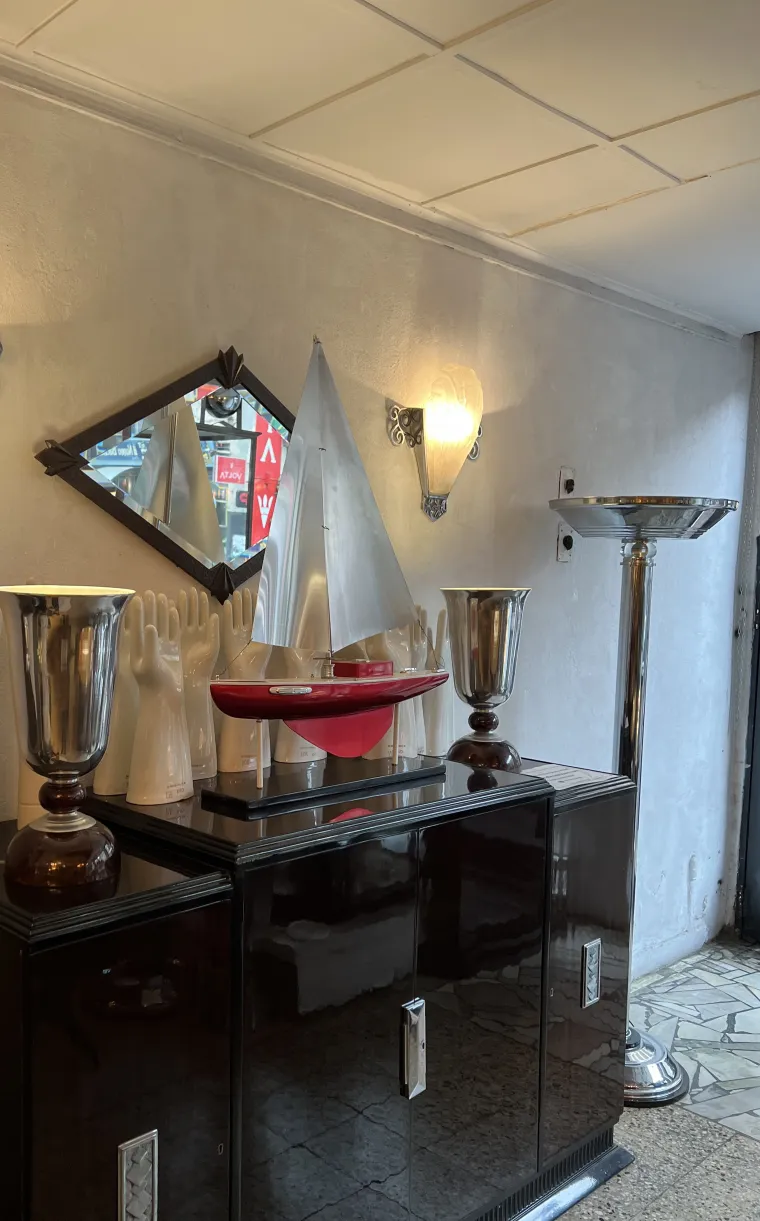 Eleganti applique antiche su una parete decorativa