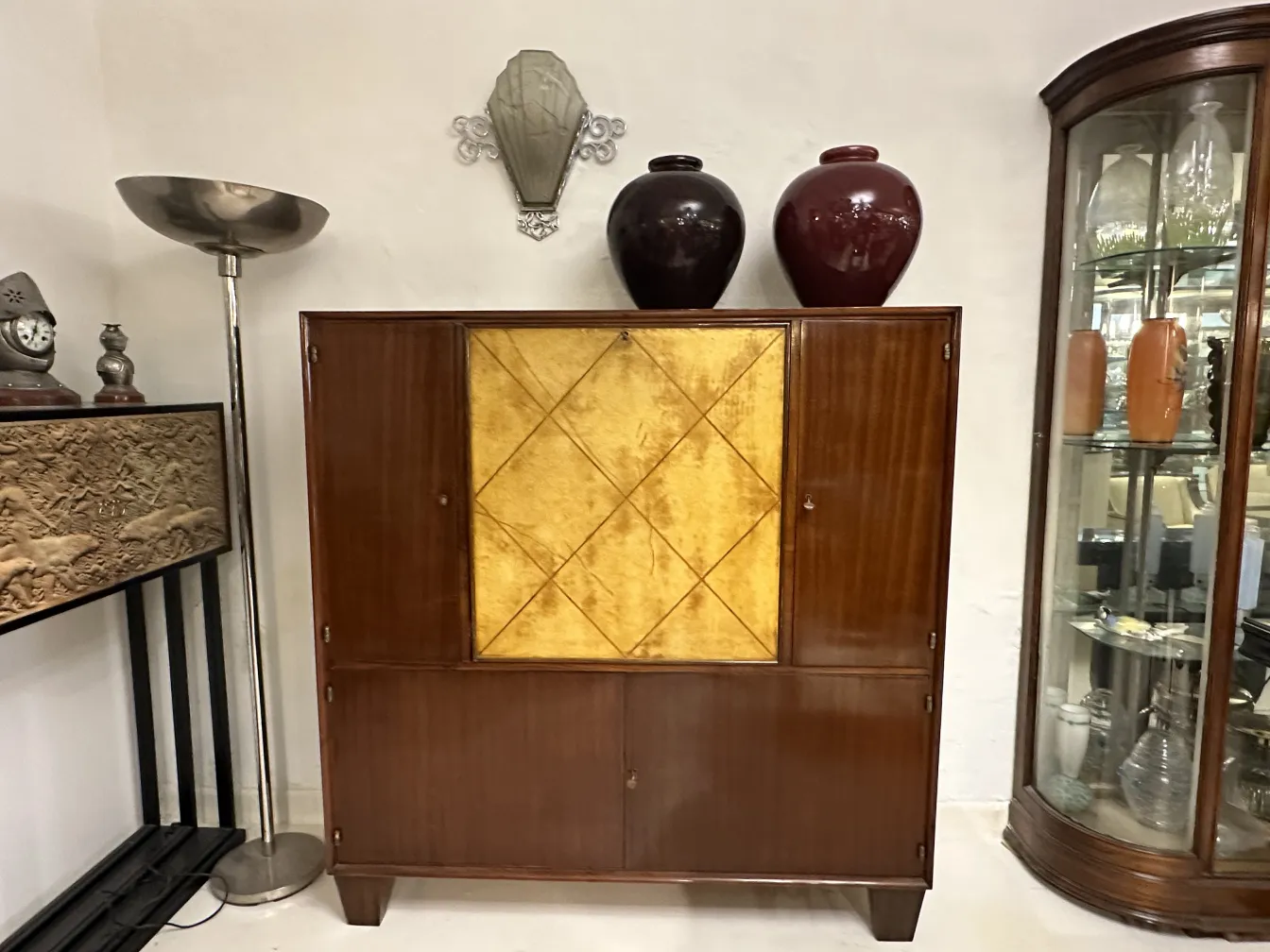 Appliques antiques avec un design élégant dans un cadre décoratif.