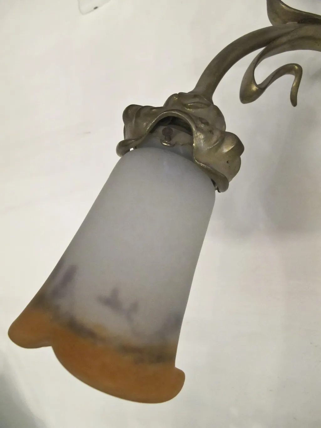 古董一对壁灯的特写，设计优雅花卉