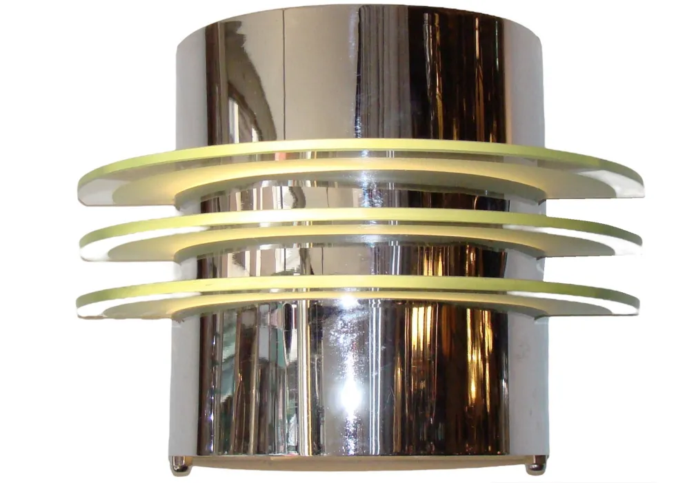 Antique sconce with a shiny finish and yellow details, perfect for elegant settings.