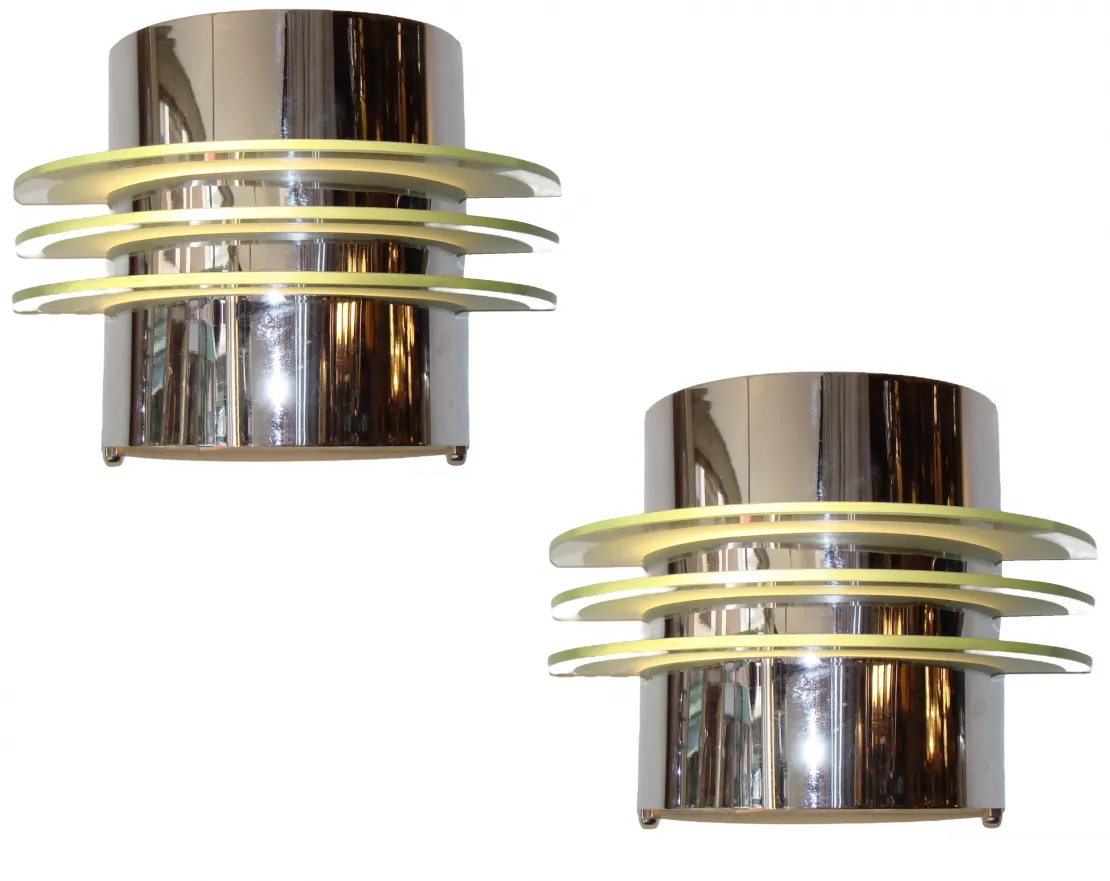 Par de luminárias antigas com design moderno e iluminação suave