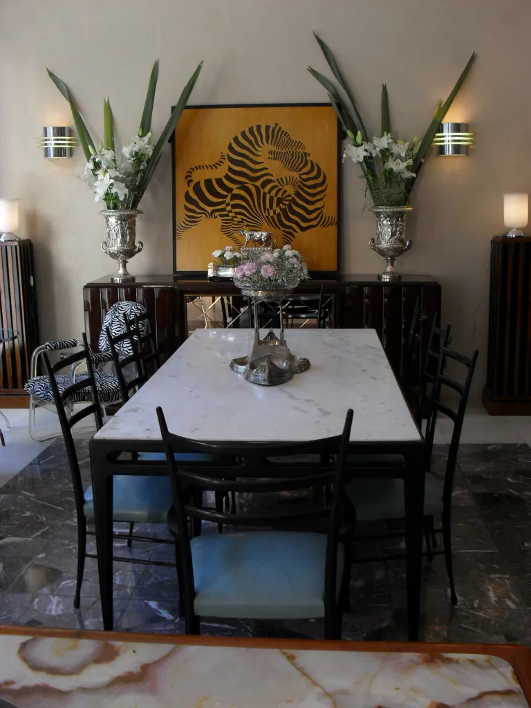 Antiga par de luminárias de parede em uma sala de estar elegante com mesa de mármore.