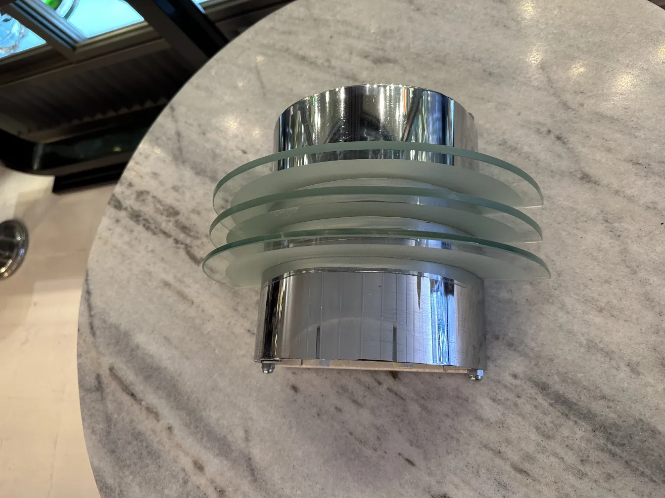 Paire d'appliques anciennes avec un design élégant, fournissant une lumière douce et ajustable, placées dans un cadre chaleureux