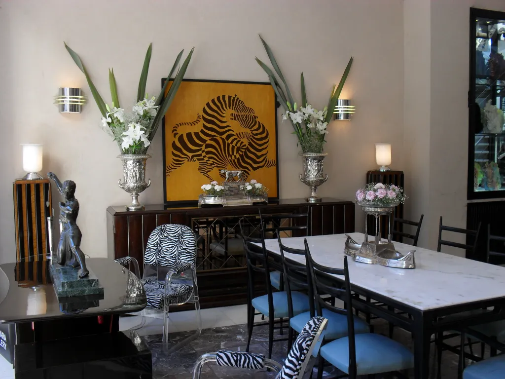 Par de apliques antiguos decorativos junto a una obra de arte