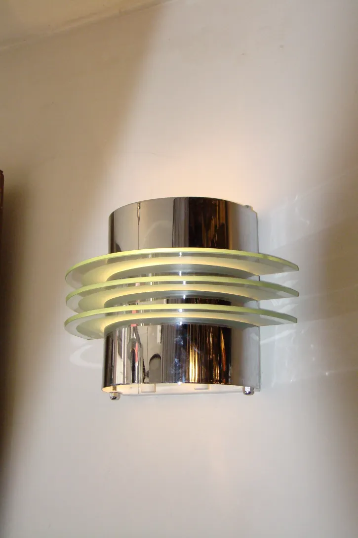 Antikes Paar Wandleuchter mit elegantem Design.