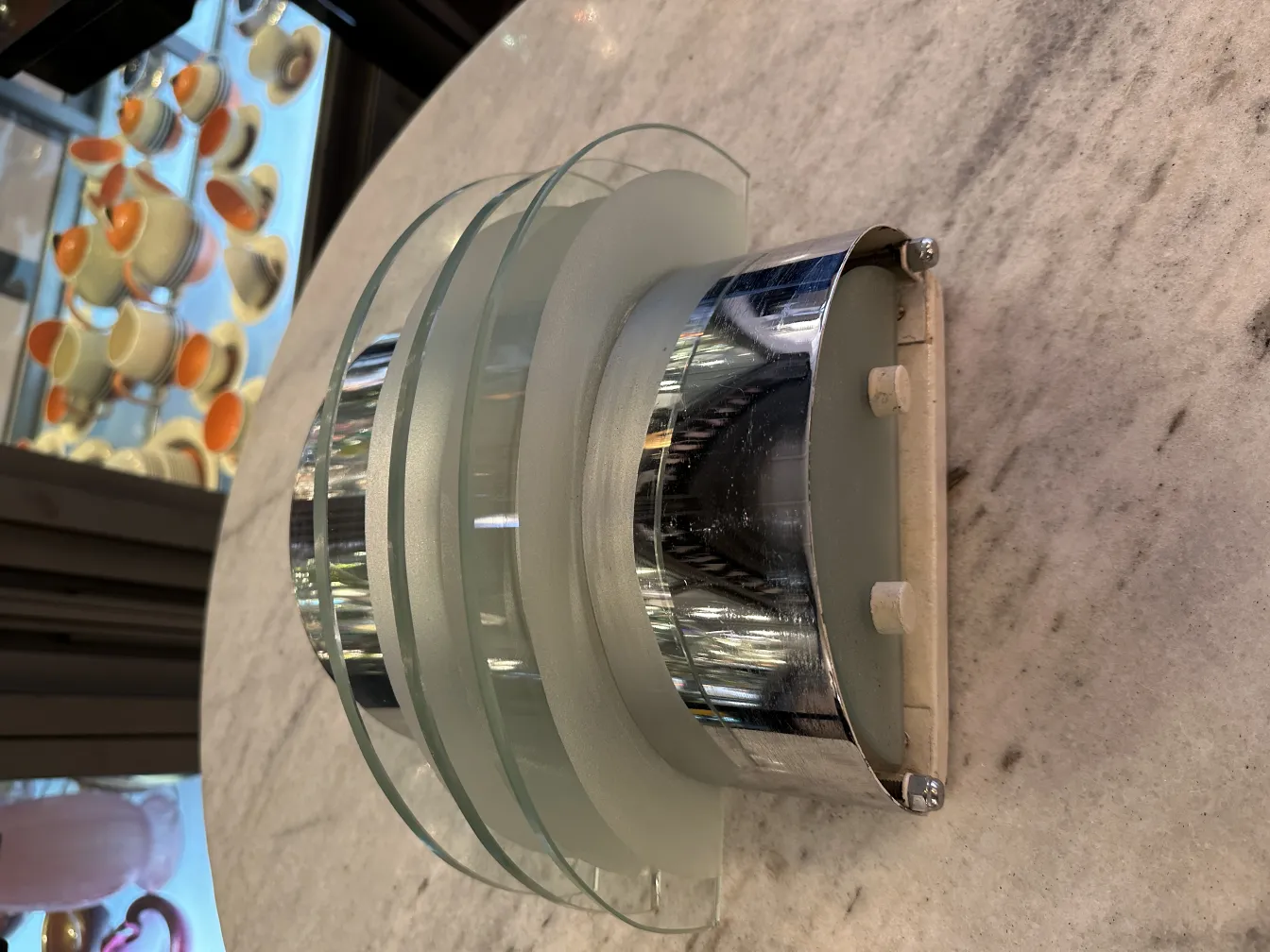 Applique antiche con forme eleganti e arrotondate.