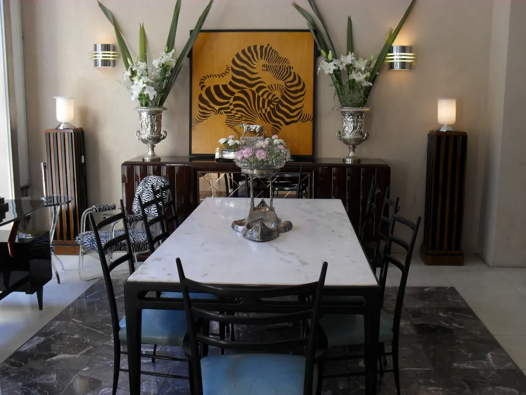 Antiche applique decorative in un soggiorno elegante