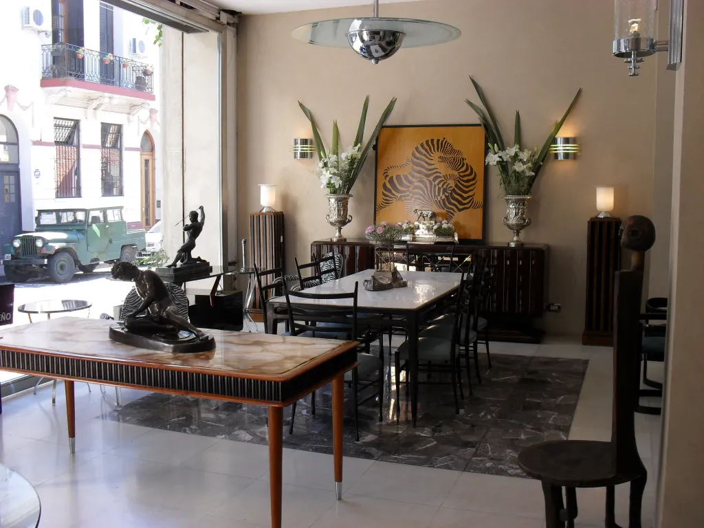 Par de luminárias de parede antigas iluminando um elegante jantar