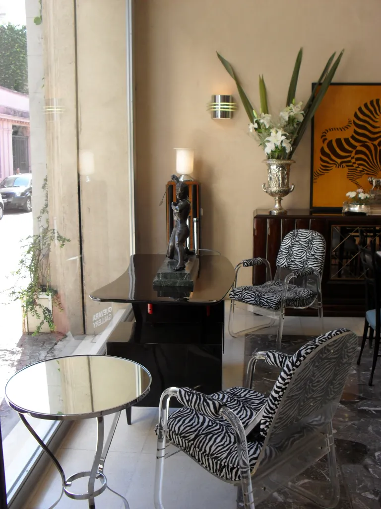 Par de apliques antiguos con luz suave, ambiente elegante