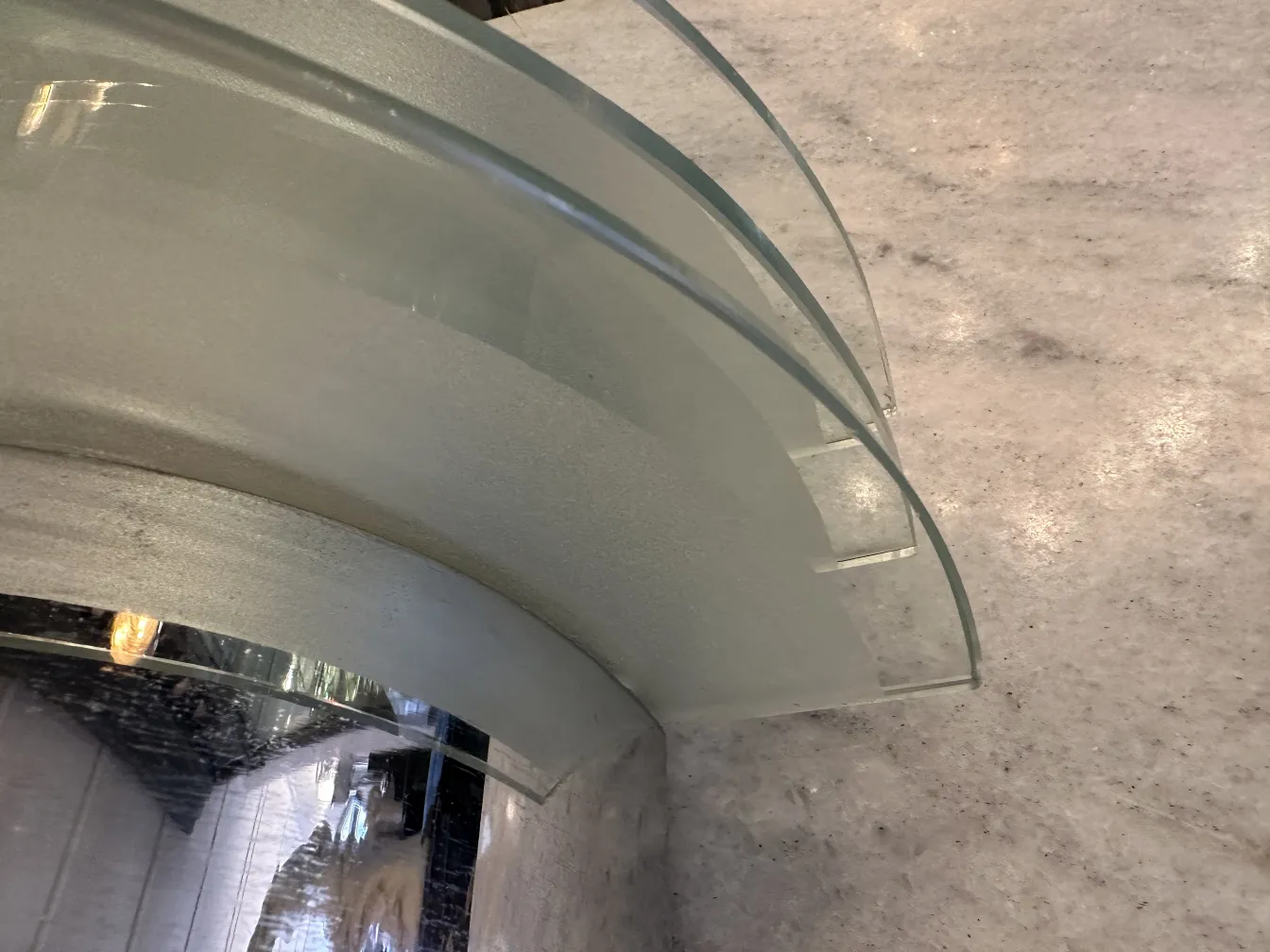 Applique ancien avec un design en verre incurvé