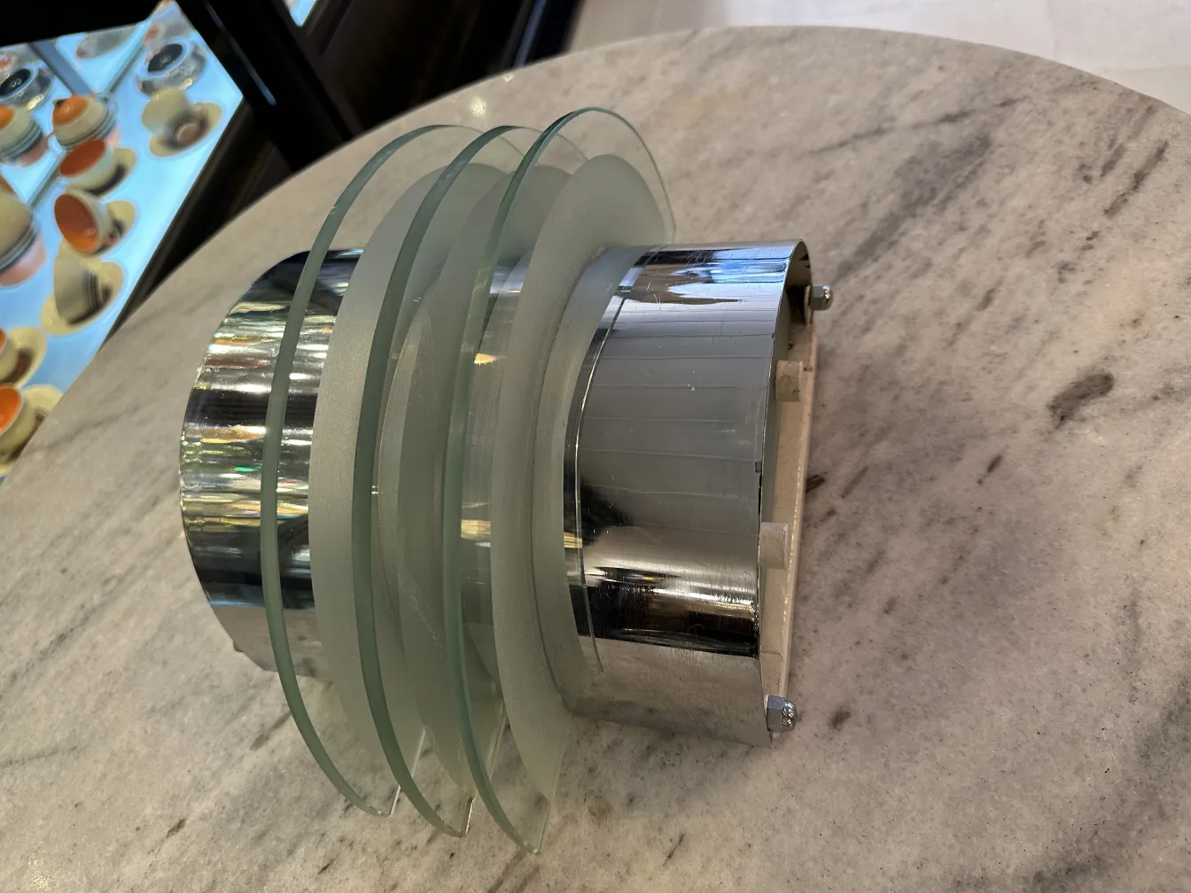 مجموعة من الأضواء الجدارية القديمة بتشطيب من الكروم والزجاج.