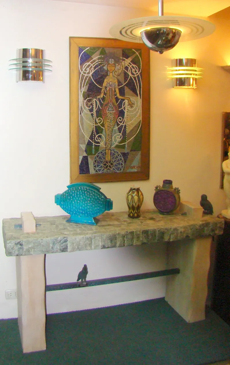 Par de apliques antiguos con diseño elegante y detalles decorativos.