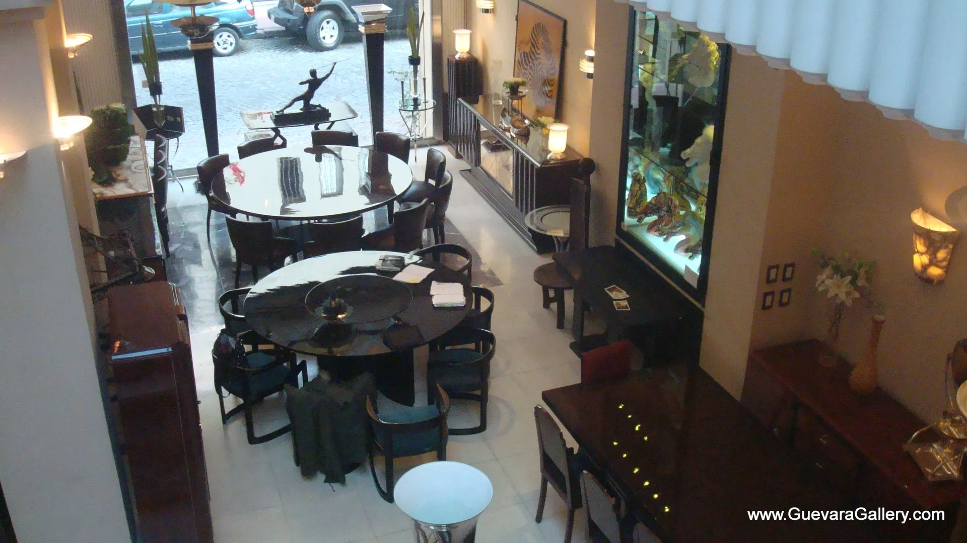 エレガントなリビングルームを照らす古いウォールランプのペア