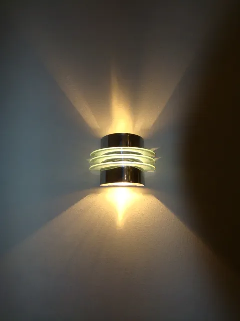 Aplique antigo com luz quente criando sombras atraentes