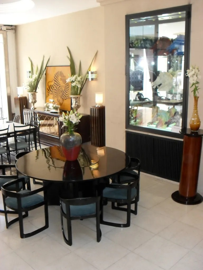 Paire d'appliques antiques à côté d'une élégante table à manger