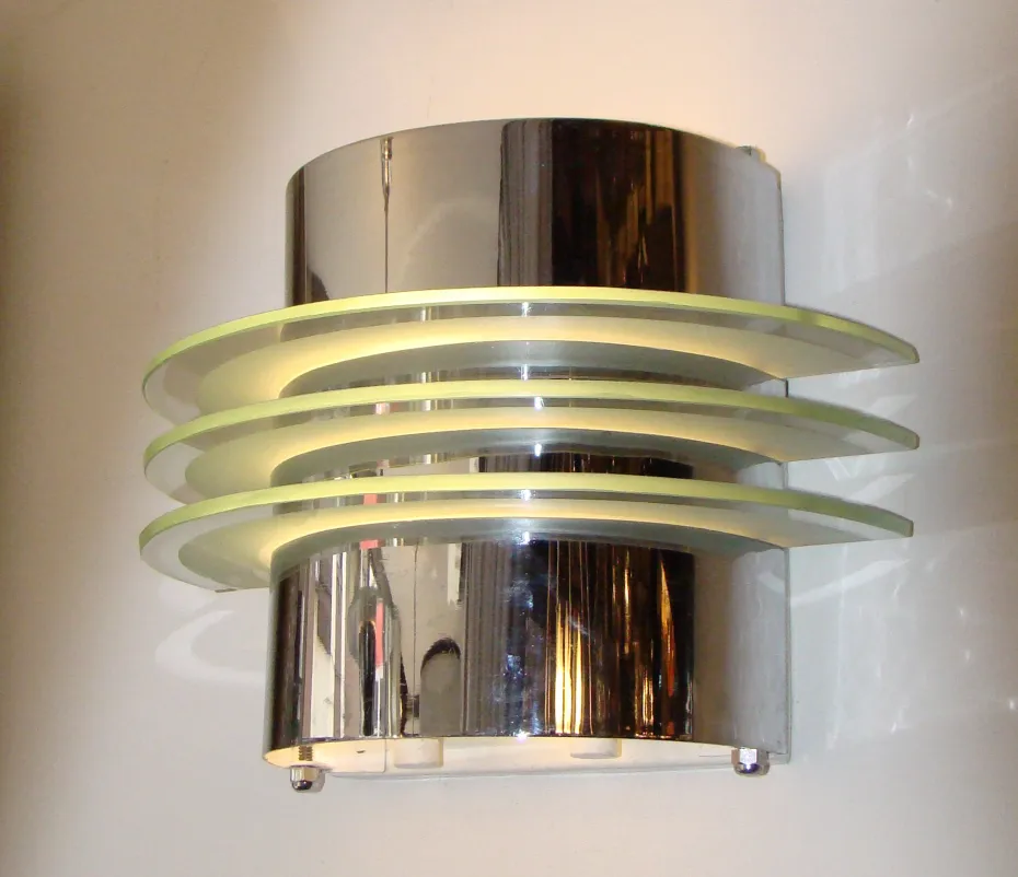 Paire d'appliques anciennes avec un design circulaire moderne