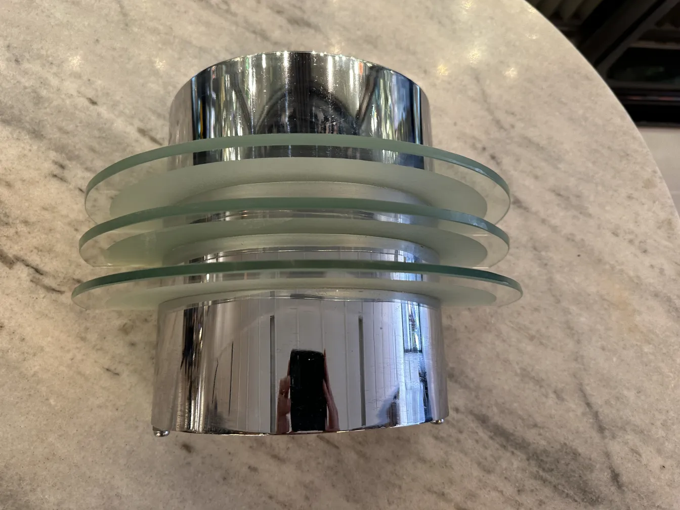 アンティーク壁灯-ガラスの詳細-明るい背景