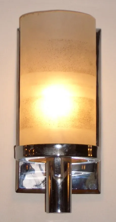 Dekoratives antikes Paar Wandleuchter mit sanftem Licht und elegantem Design.