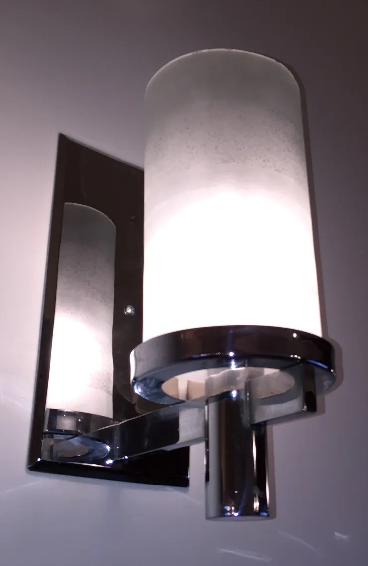 старинные настенные бра, освещающие современное пространство