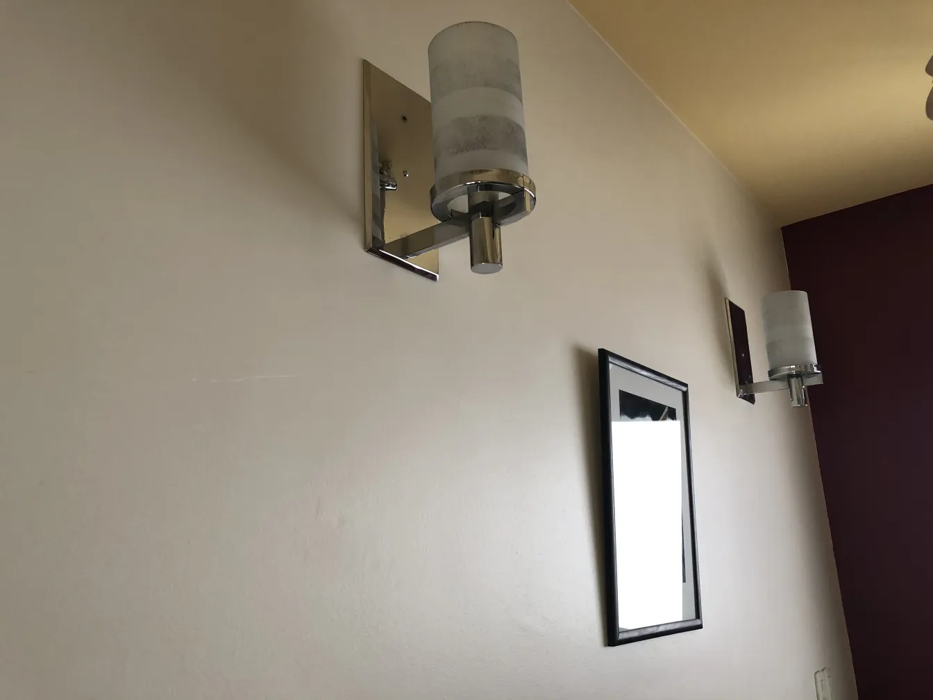 Antikes Wandlichtpaar mit subtiler eleganter Beleuchtung.