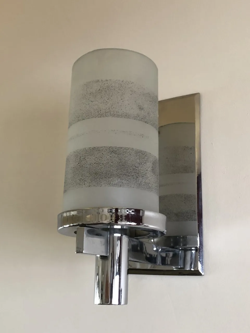 Coppia di applique antiche con luce diffusa e metallo lucido.