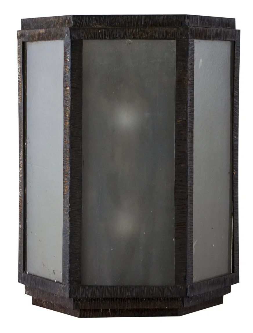 antike Wandleuchter mit dekorativem Design und mattiertem Glas