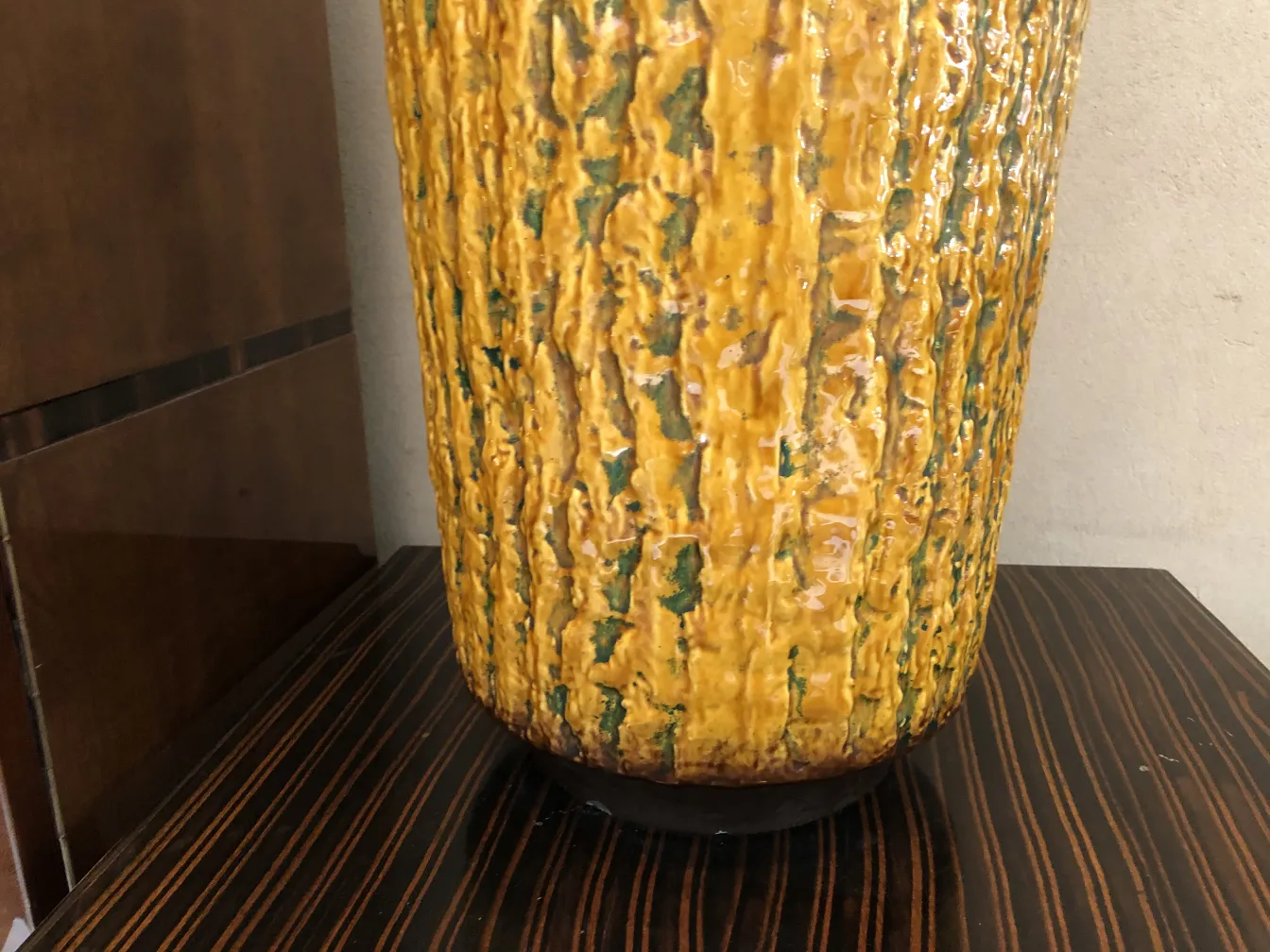 Vaso in ceramica antica con texture giallo e verde, decorativo.