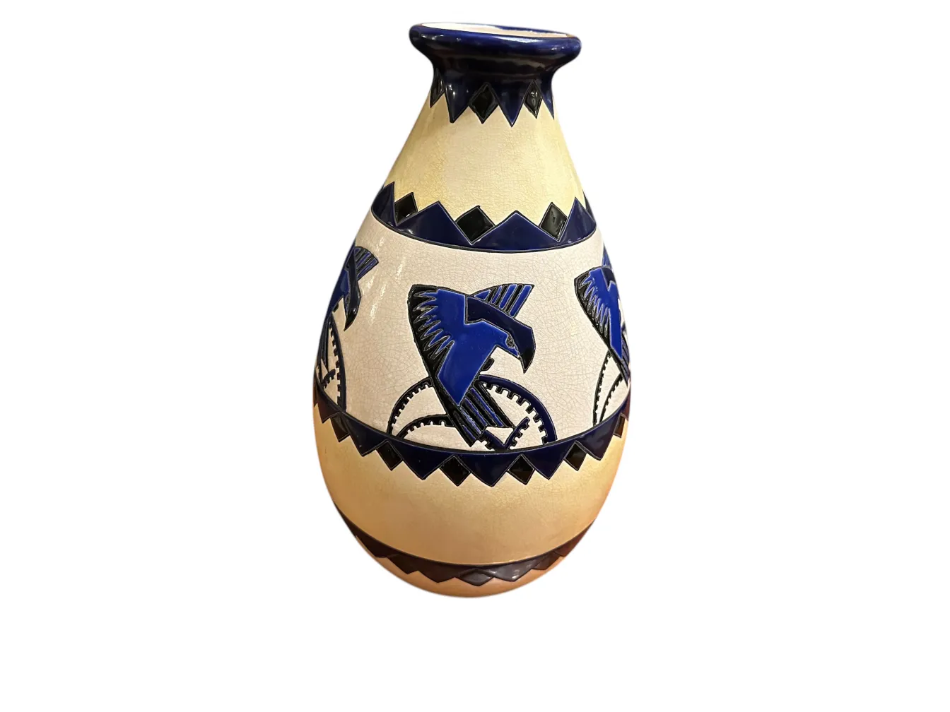 Vase en céramique ancien décoré d'oiseaux bleus et de motifs géométriques.